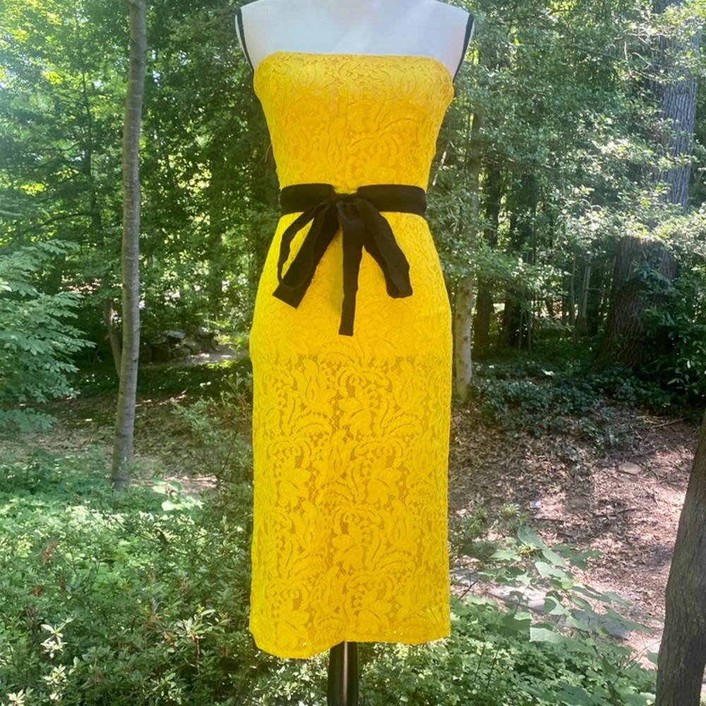 Brognano — Italy 🇮🇹 Strapless Yellow Lace Dress with a Black Ribbon Waist. 38